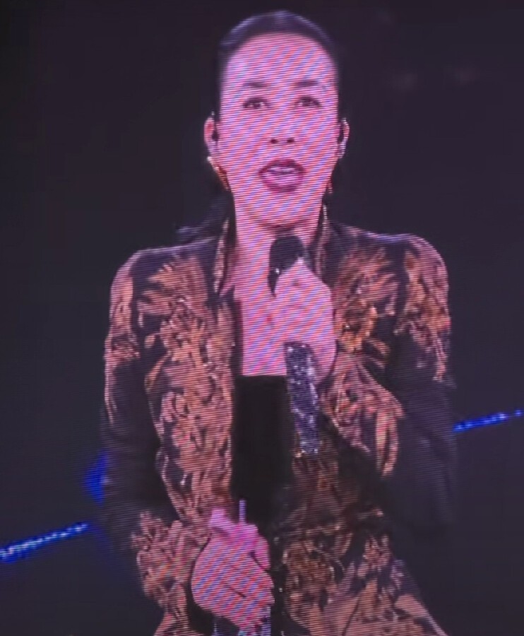 “先介绍比我老的。”那英在台上说出这句话时，殷秀梅直接从座位上弹了起来，手指着台上，嘴里笑骂了句什么