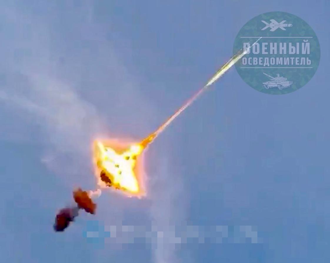一枚俄罗斯防空导弹在飞行途中引爆了一架乌克兰FP-1远程攻击无人机，清晰可见其聚