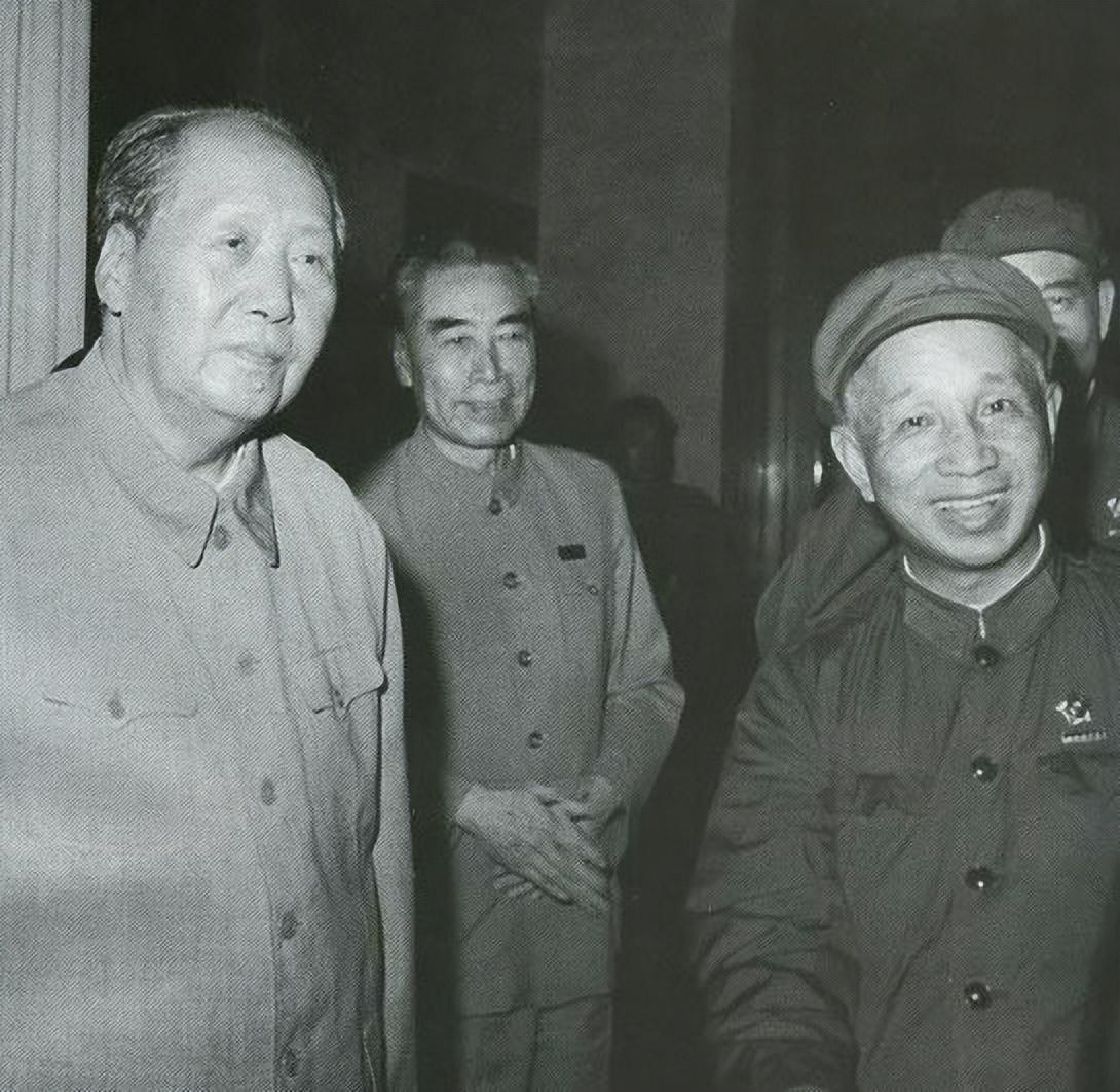 1972年，在陈老总的追悼会上，毛主席见到了粟裕，对他说，你的事情可不能怨我呀。