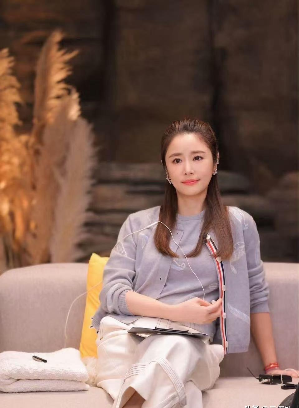 林心如的松弛感是装的。她根本不是在穿衣服，是在穿底气。你看她照片：灰色开衫扣