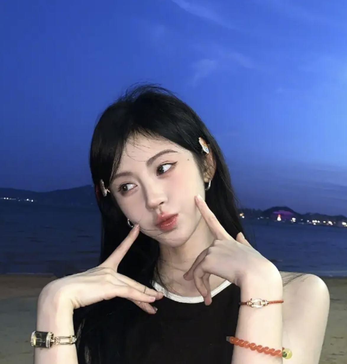 鞠婧祎海边美照曝光精致妆容嘟嘴卖萌
