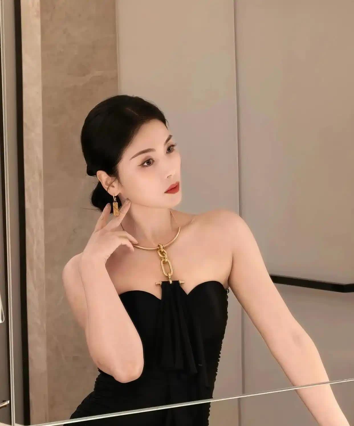 刘涛的性感写真美照，每一张都惊艳到让人挪不开眼，太绝了[比心][