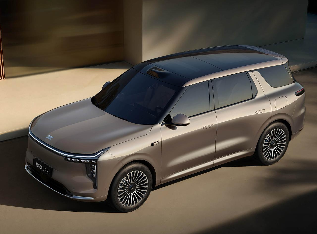 标配后轮转向+800V平台智己LS8今日上市4月16日，智己LS8正式上