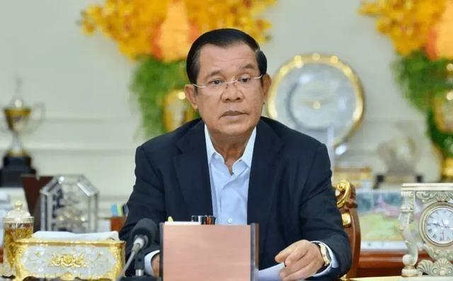 洪森以前被柬埔寨民众称为“越南的独眼仆人”，是因为洪森早年在战斗中右眼中弹受伤，