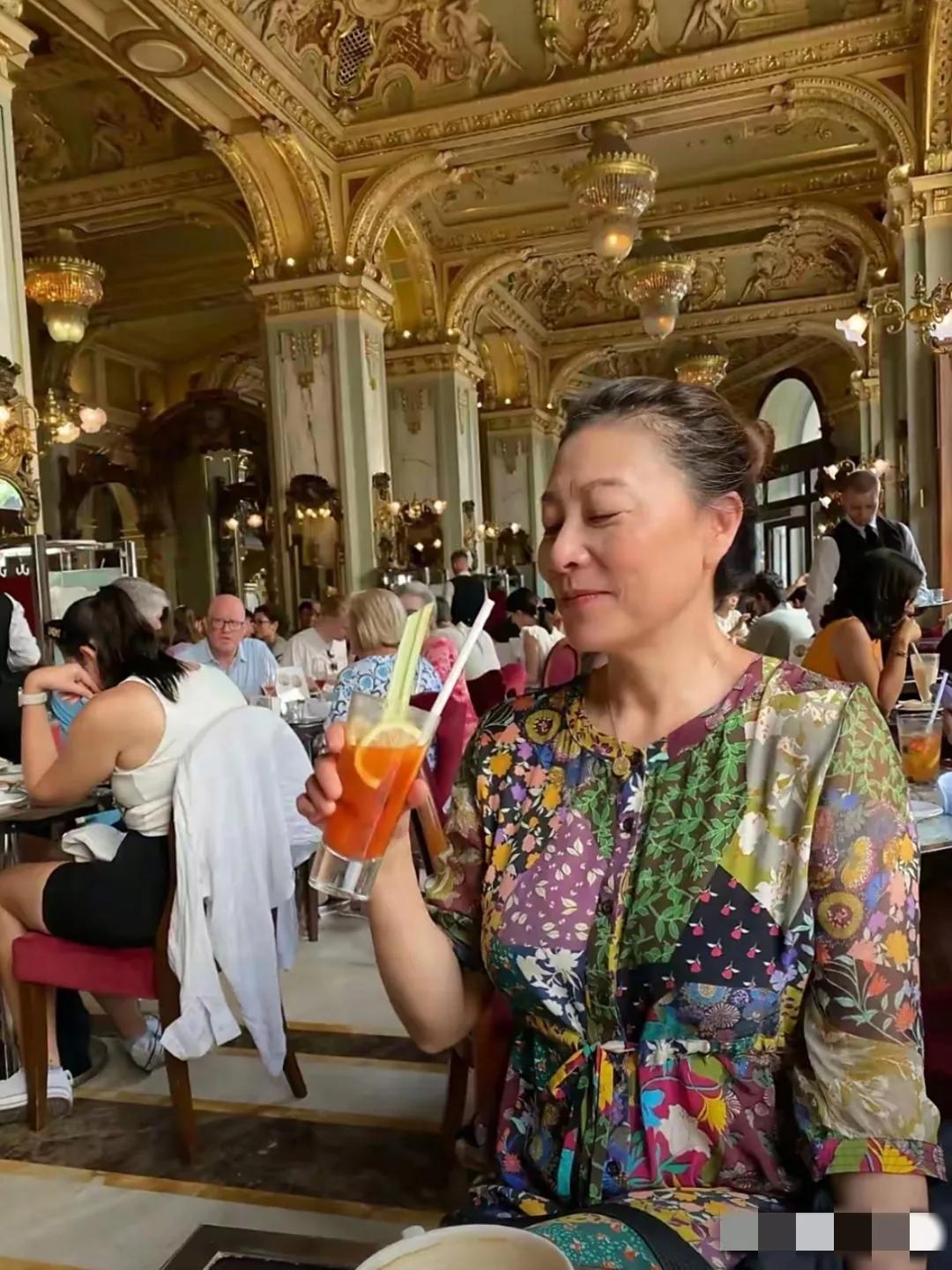 久未露面的岳红衣着鲜艳花哨，头发稀少利落，妆容精致，气色盈和，在国外度假的样子轻