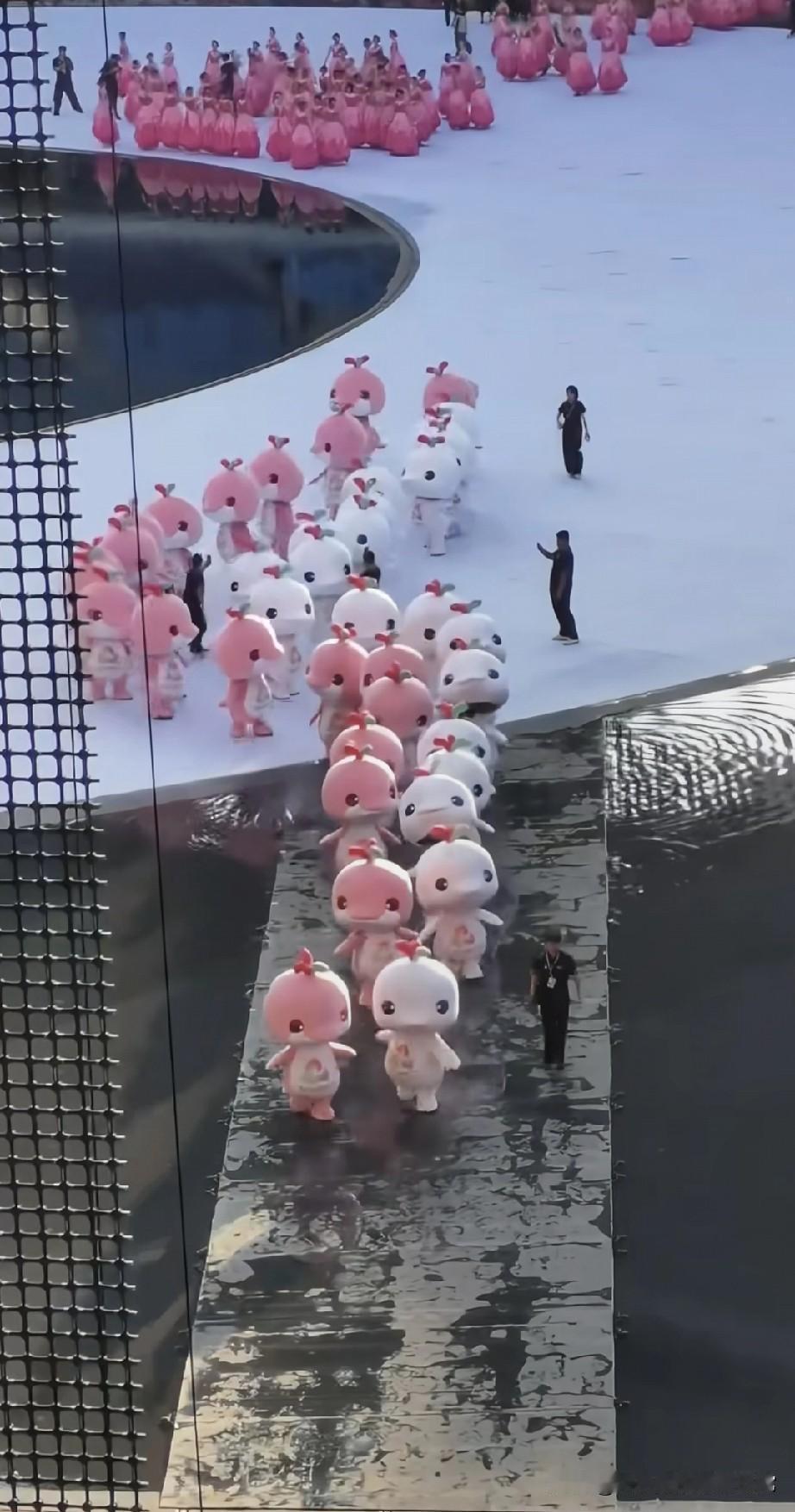 全运会“大湾鸡”集体下班!谁能想到全运会开幕式散场，最炸的是这波“小鸡下班