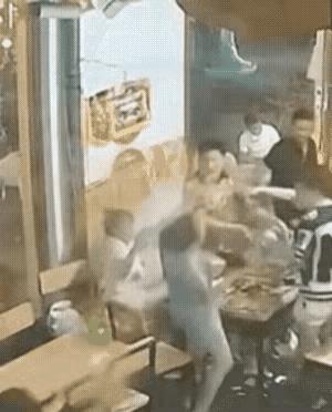 “冲动是魔鬼！”女子和同桌男子吃火锅时发生口角，女子气不过，冲动之下朝着男子泼了