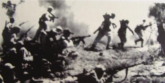 1949年，彭德怀率领20万战士，打败马家军。谁知，彭老总却觉得不对劲，战场上竟