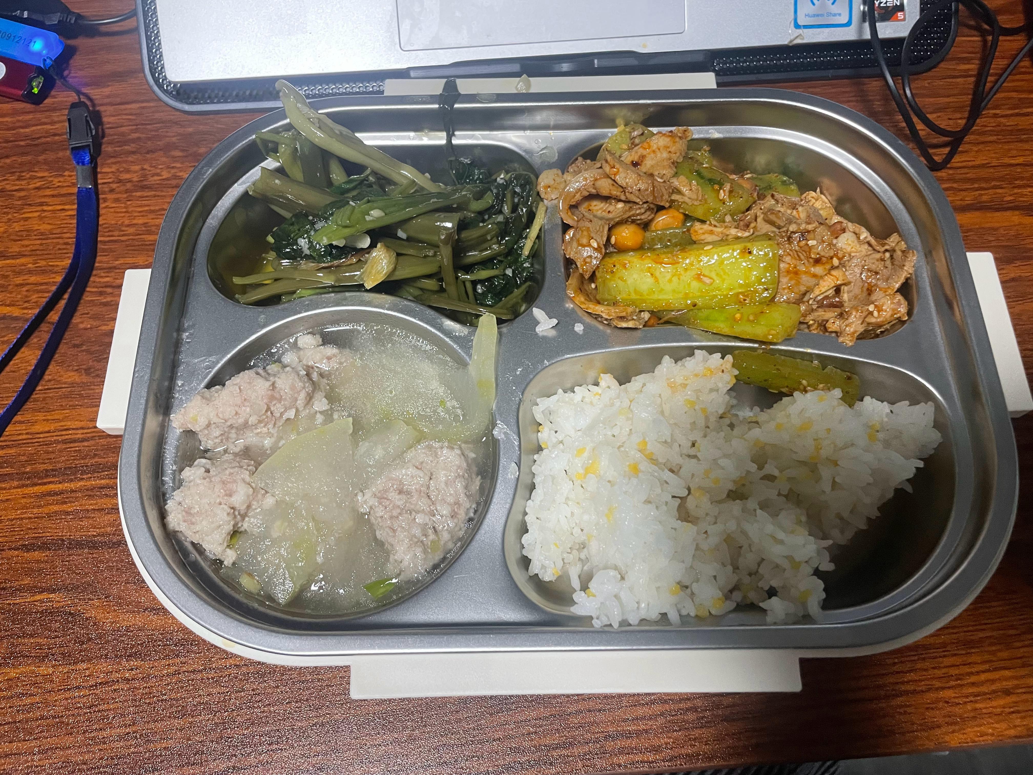 今日份工作餐我喜欢冬瓜圆子汤
