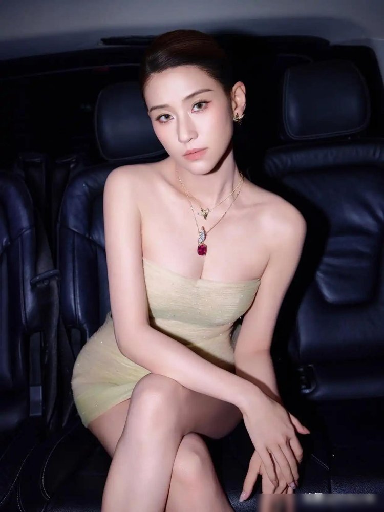 何超莲这身浅鹅黄短裙，把巴黎晚宴穿出了自家客厅的松弛感。抹胸收腰的剪裁本身就挑人，她硬是靠那股子不争