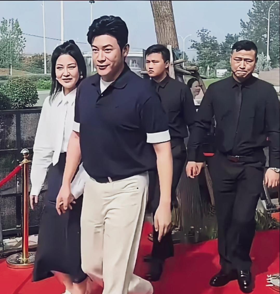 49岁陆毅与夫人鲍蕾手牵手走在红毯上，两口子都老了，面相变了，成熟大叔大婶模样！