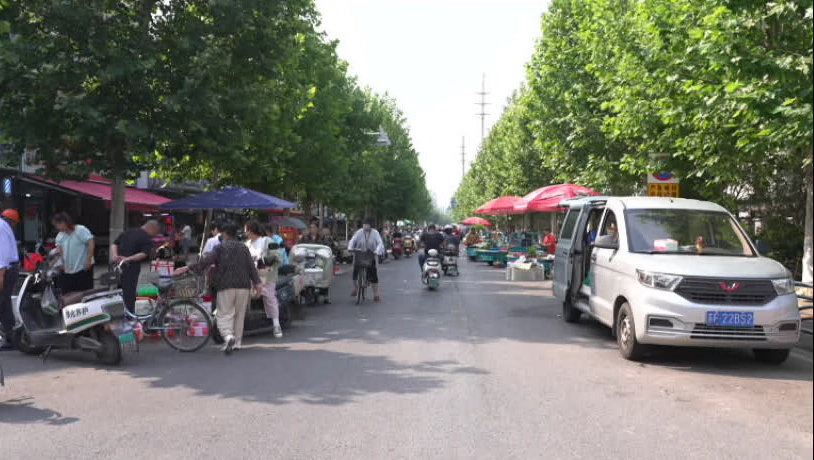 南通爆料【市区德生路占道经营：行车困难污染环境居民期盼长效管理】近日，《政风