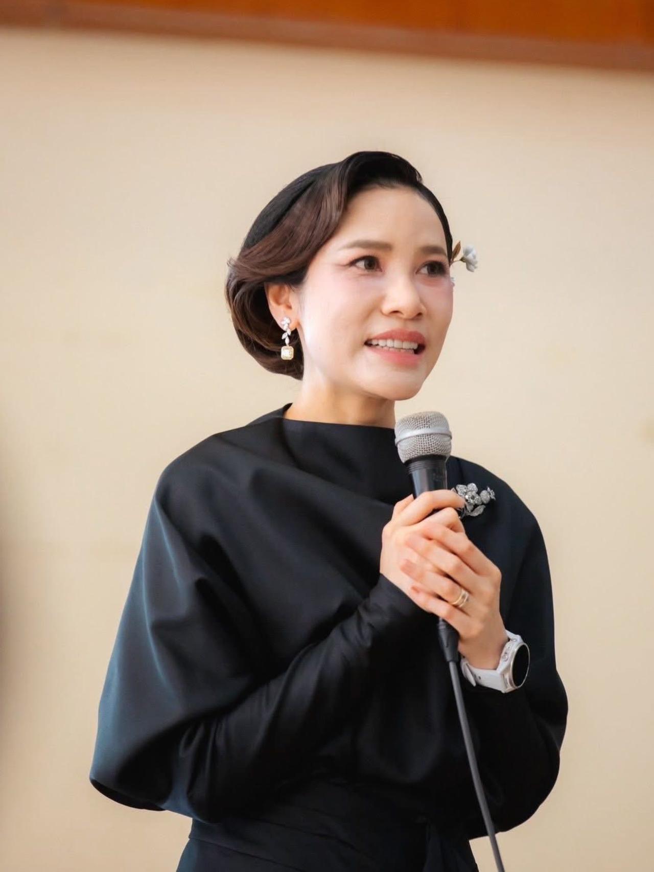 40岁诗妮娜容颜不老，依旧保持少女的状态诗妮娜在泰王助力下成功复宠，公务比苏提