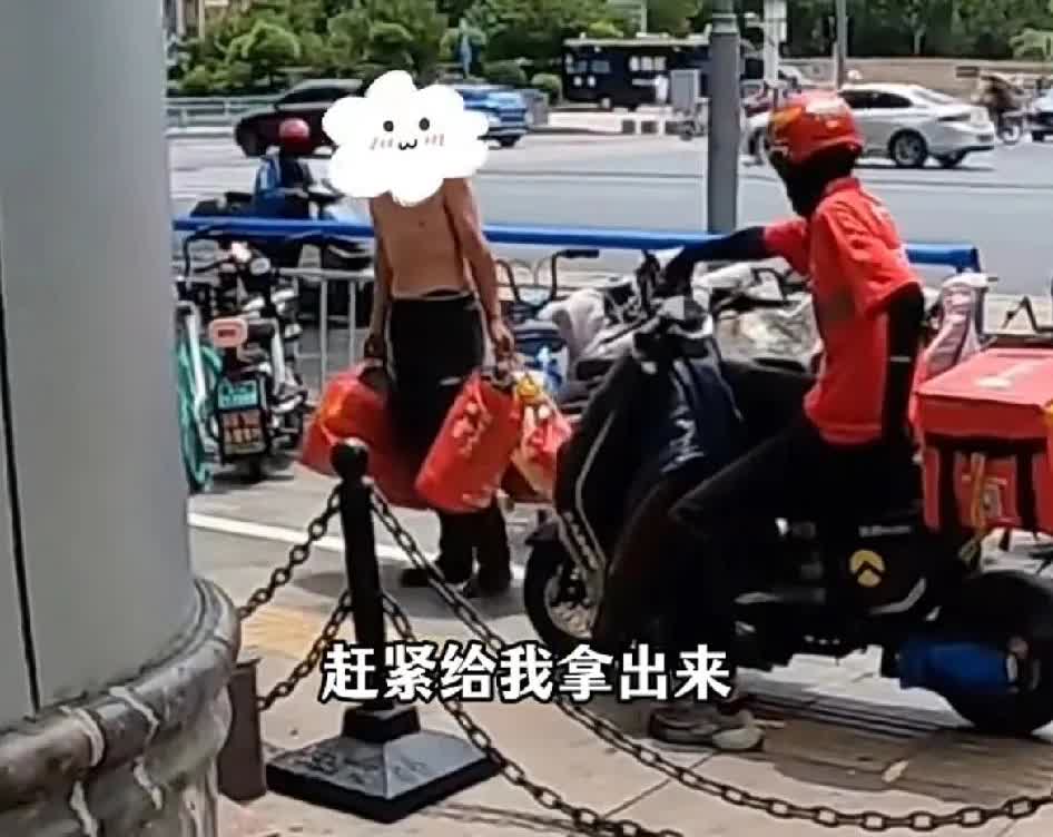 可怜之人必有可恨之处！7月3日，河北一名外卖小哥将电瓶车停在路边，将餐送往顾客家