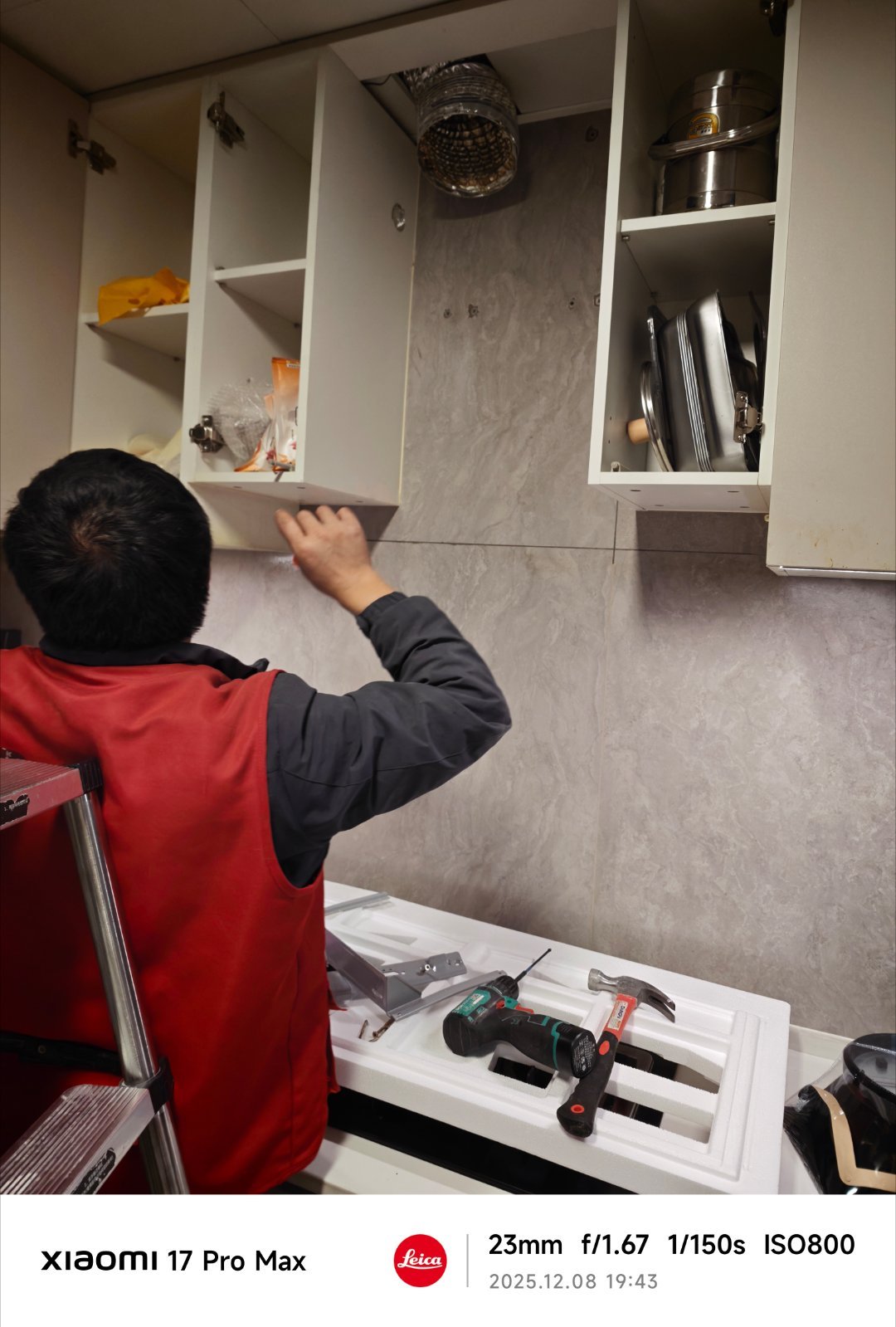 换小米的抽油烟机，师傅还专门帮我把墙壁上的油擦掉，我说他服务实在太好了，他说就是