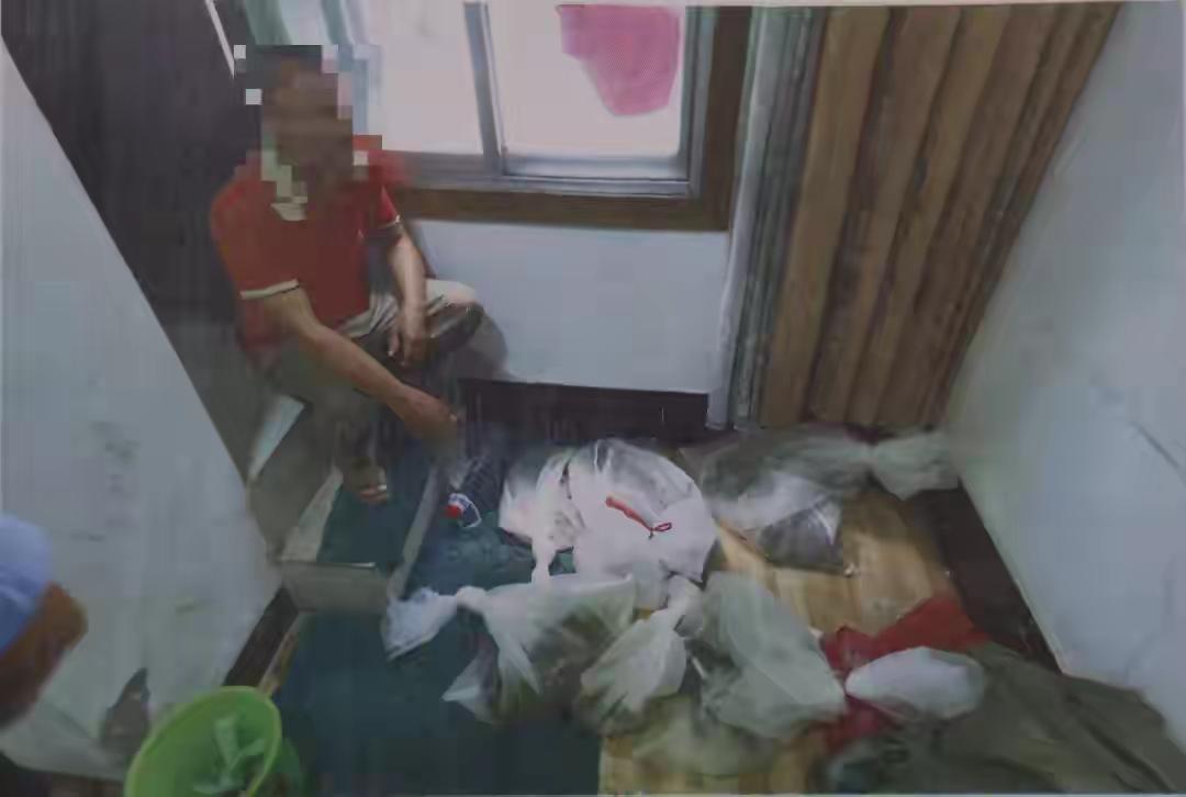 广西河池酒店惊现百条蛇群幕后：男子编织袋藏匿野生动物交易链曝光，背后真相令人胆寒