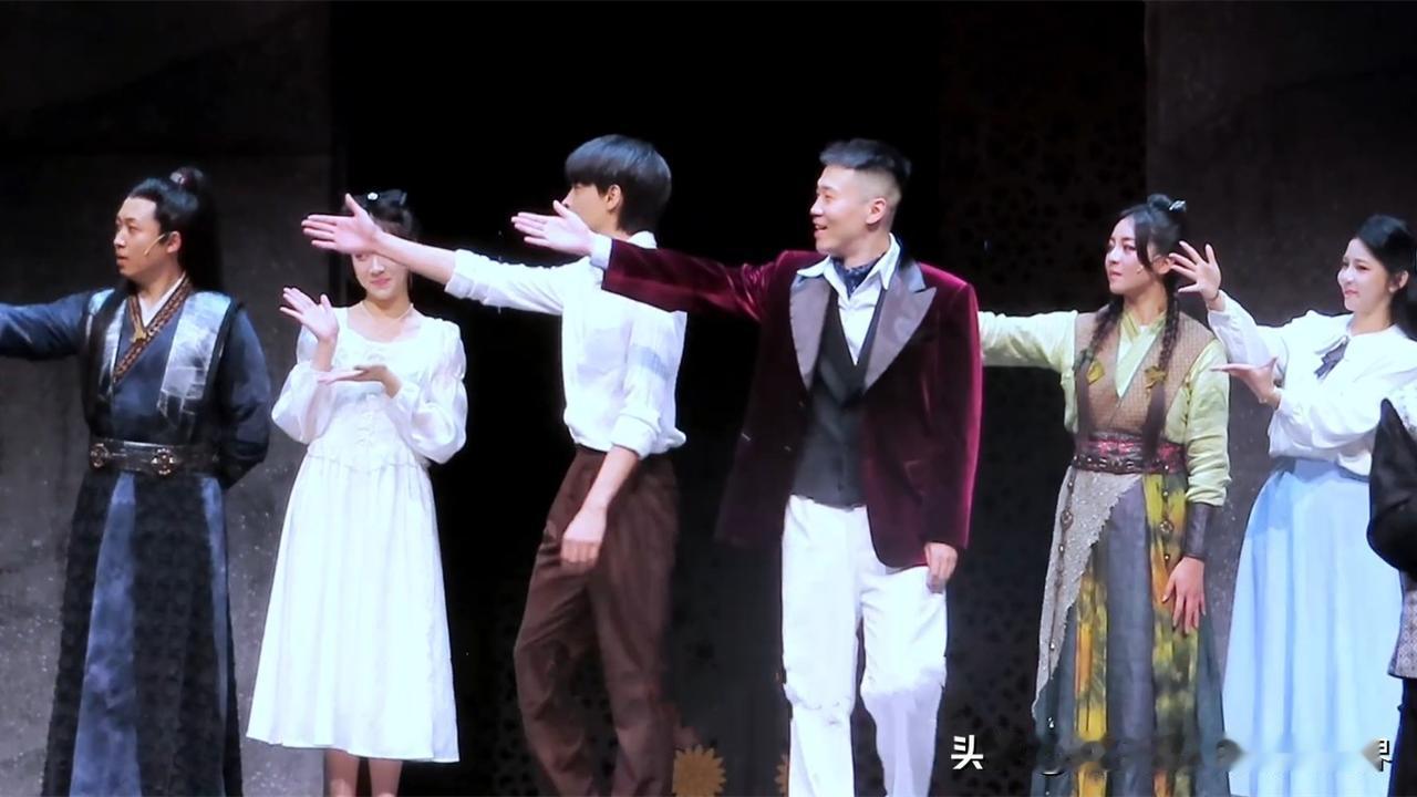 秦霄贤、杨九郎太能作妖了！《卿卿误我》在南昌演出，返场时，主持人喊话，有请我们的