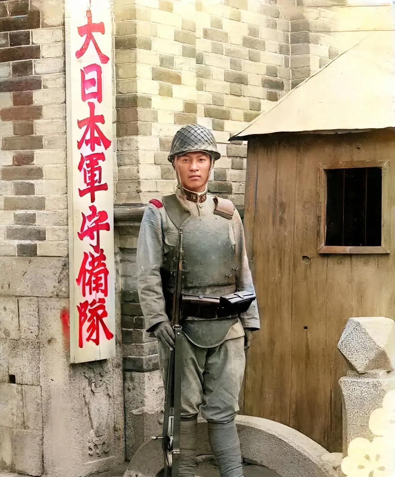 日本鬼子这么早就有防弹背心了？这个站岗的日本鬼子明显是有这防弹背心，腰间的子弹盒