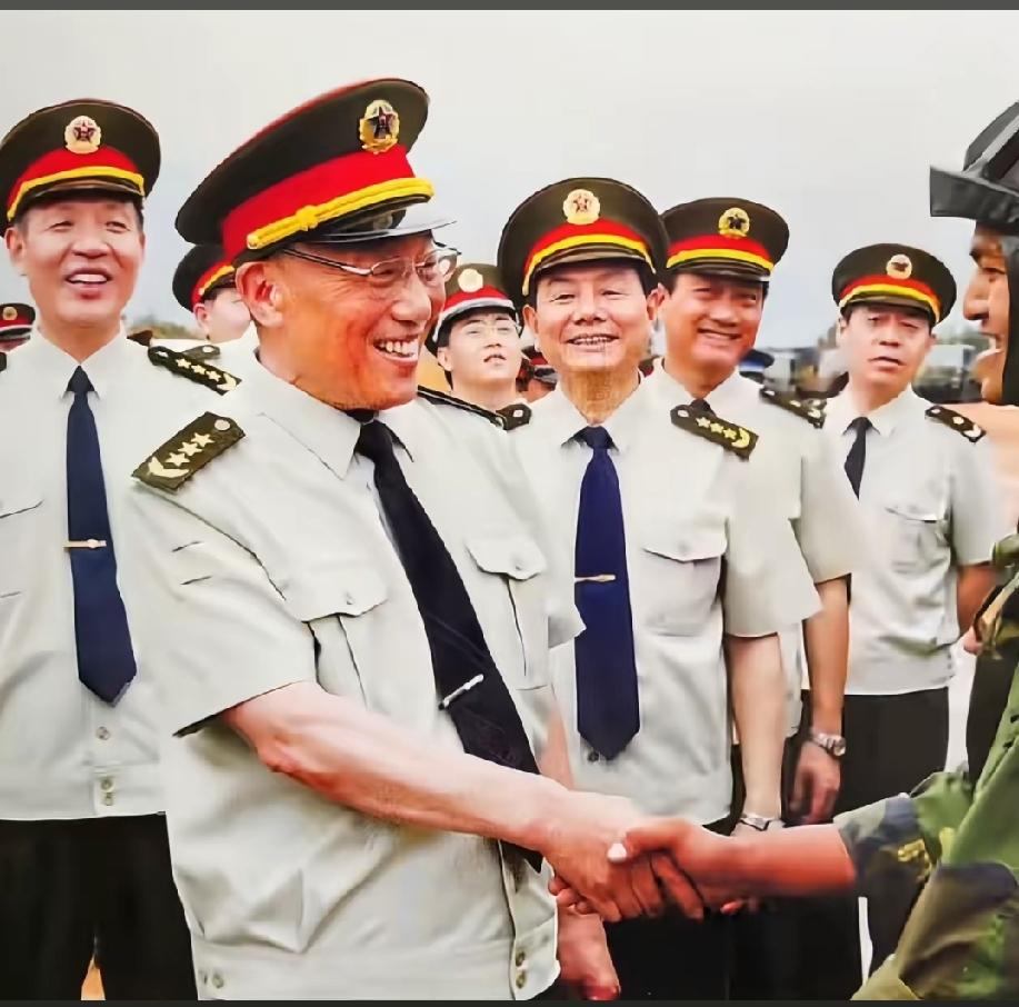 能认出图中这几位将军的老兵，最起码也要40岁往前上走了吧，这应该是20多年前的照