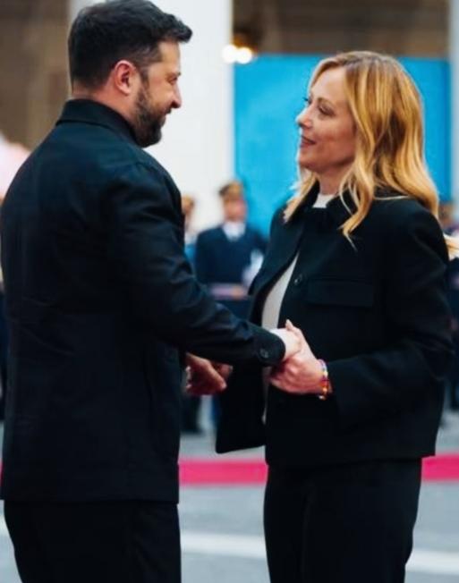 泽连斯基和梅洛尼在聊什么呢？两人脸上都洋溢着笑容，互相看向对方的眼神是不是也很