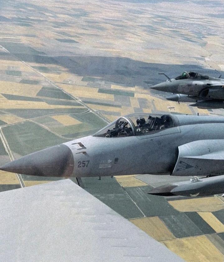 这应该是第一张流出的巴基斯坦枭龙和卡特尔空军的阵风战斗机合影。实际上坊间传闻