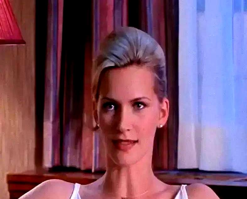 “脱掉，白色会反光”，导演对她说。直到成片上映，她才看到那个私处特写。影