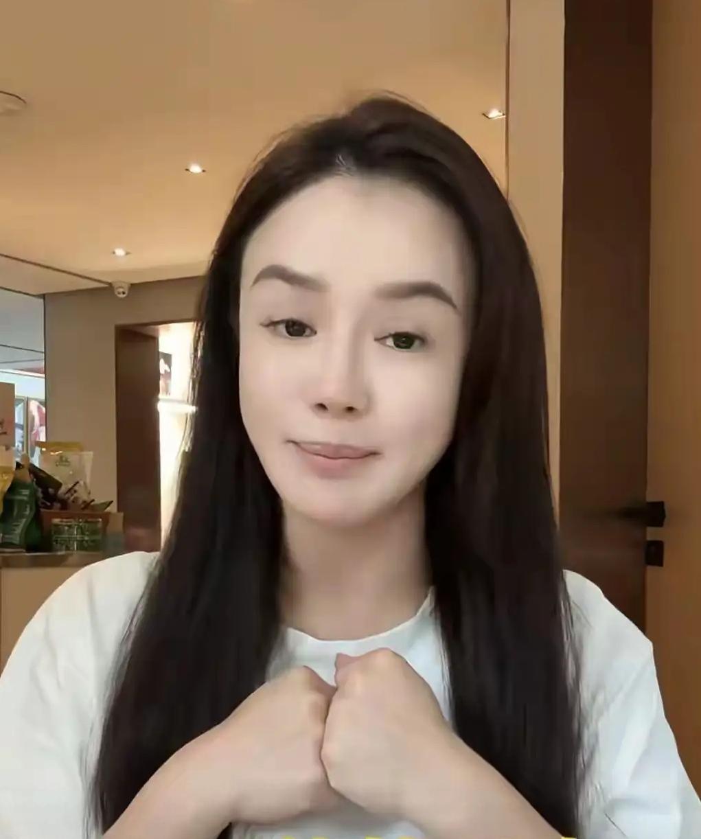 冉莹颖说，家里的水费每月从七八百降到了百元以内！虽然引起网友们的关注，但是，她大