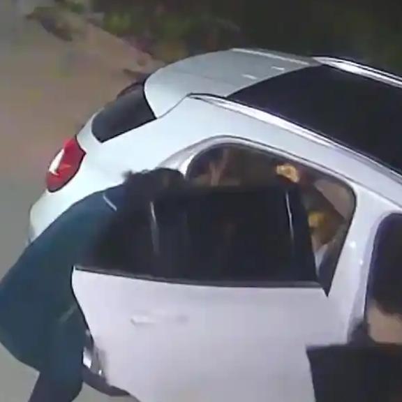 2月7日，湖北恩施，一对夫妻历经20多个小时的长途奔波，于凌晨3点终于踏进家门。