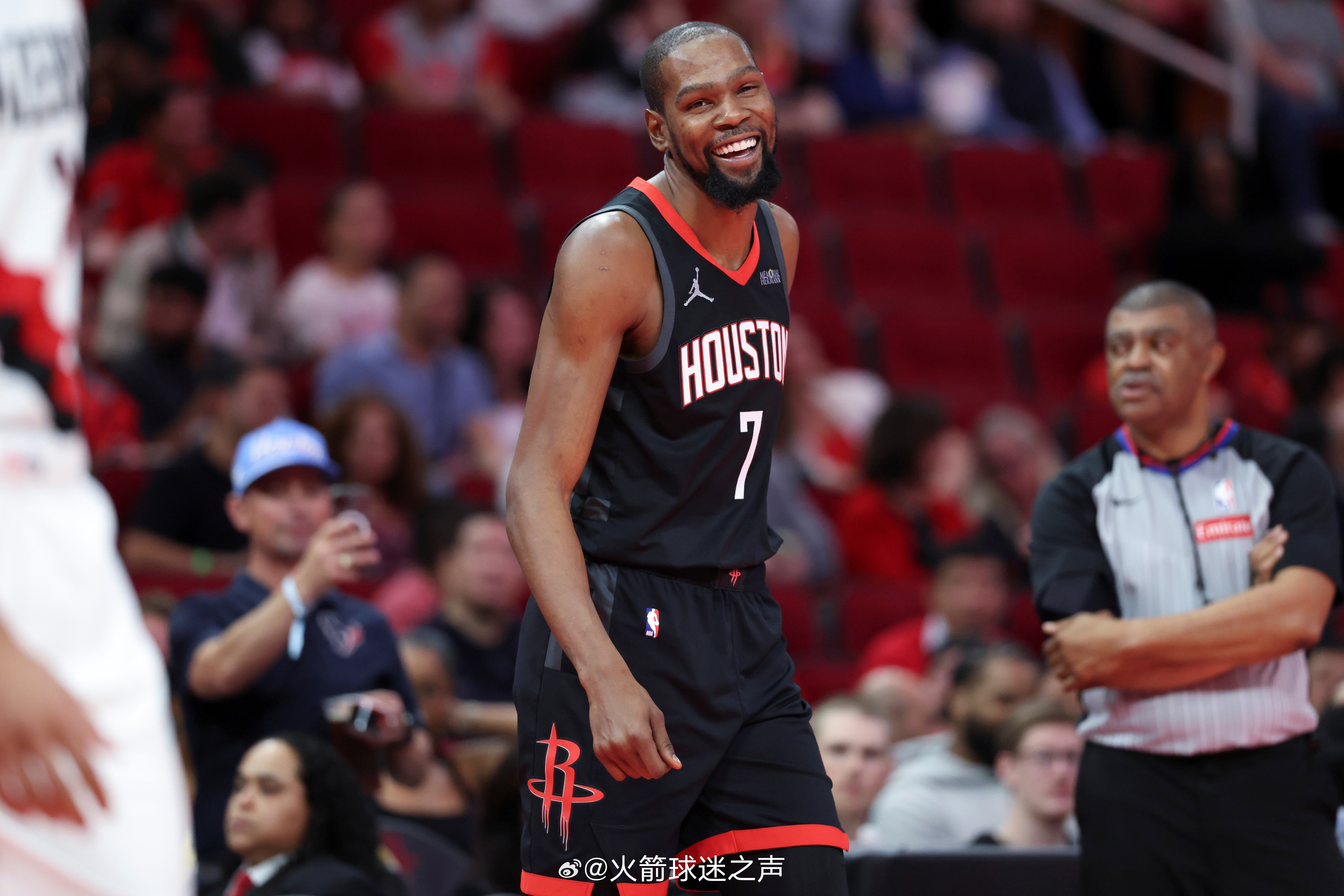 隆多谈火箭队：“火箭的球员们在场上表现得非常出色，特别是KD，他总能在关键时刻把