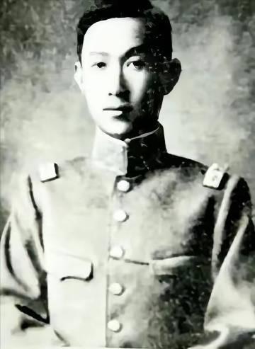 1916年11月，北京中央公园，蔡锷将军公祭当天，一位身着蓝布大褂的女子跪拜灵堂