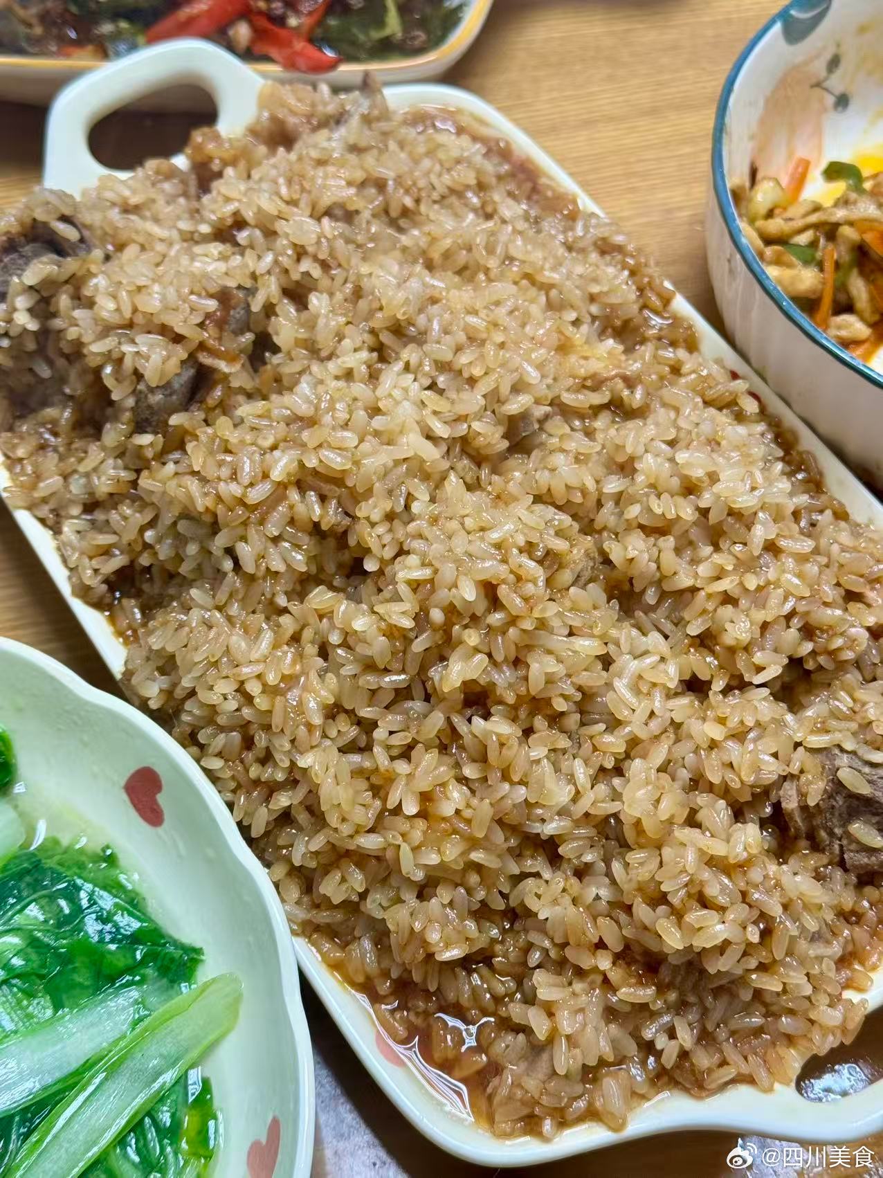 周末终于对糯米排骨下手了，年前买的糯米现在才派上用场制作时间有点长，提前一天泡糯