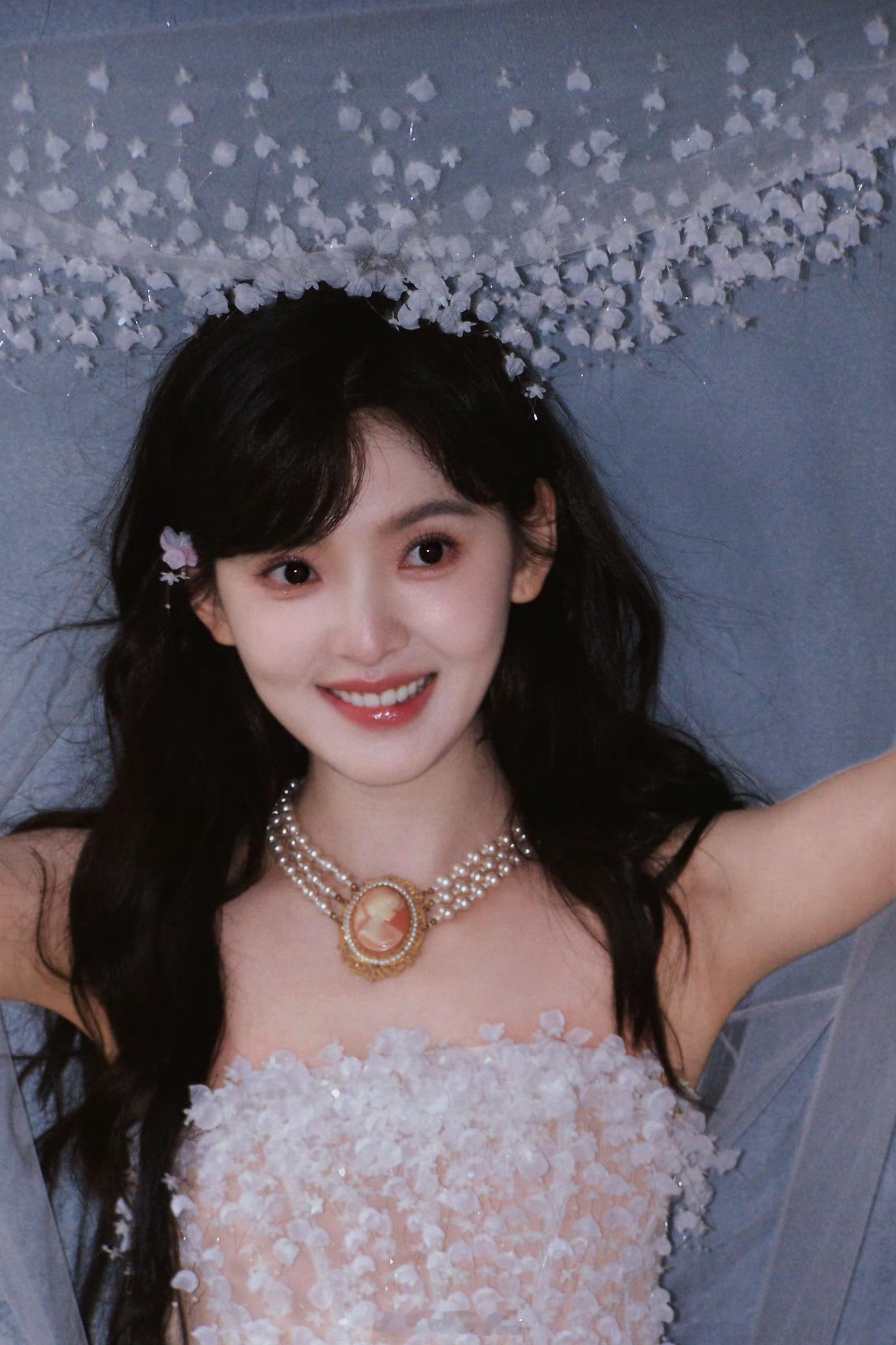 这个章若楠，美的像精灵公主。这种明媚的美太惊艳啦。​​​