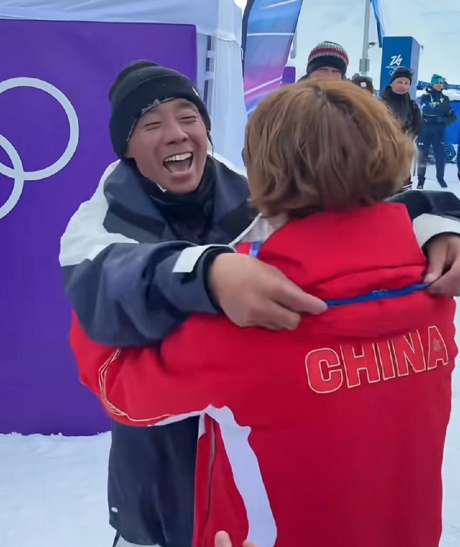 苏翊鸣的日本教练太厉害了，两个男女徒弟都夺得了冠军，妥妥的金牌教练！抱着苏翊鸣兴