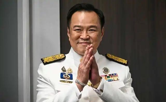 泰国人现在估计后悔把选票投给阿努廷了吧？阿努廷从担任泰国副总理兼内政部长到看守总