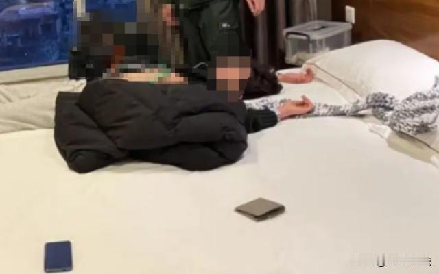 山东，一男子到宾馆里开房，办理入住后正常放松休息，不知道房间内有个漏电的电风扇，
