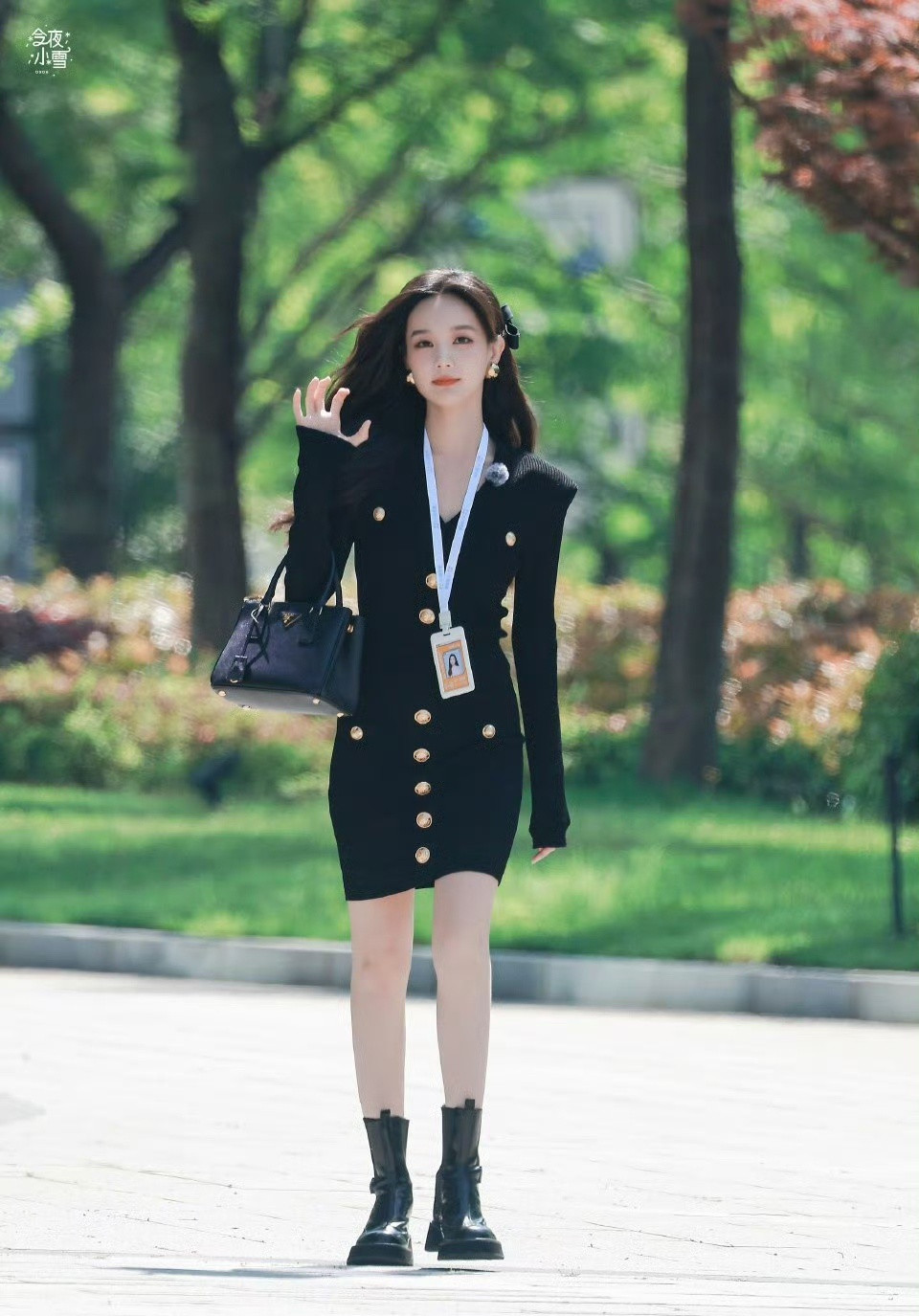 李一桐和白鹿长得像，身材可不像​​​