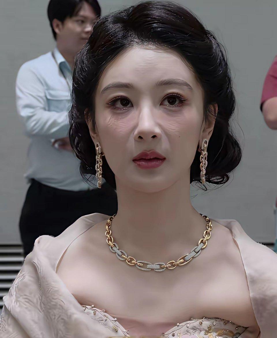 p图的忍也太过分了吧[笑着哭]杨紫的法令纹哪有这么重啊，我可是全程看直播的，直播里