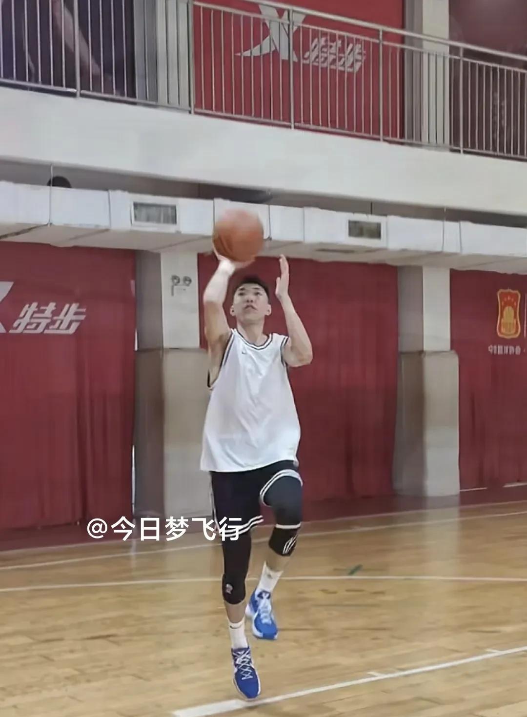 北控廖三宁山东许梦君正在广东东莞特训！正值休赛季假期，北控队球员廖三宁、山东队