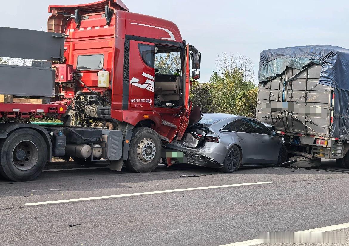 满载十吨钢材卡车夹击智界S7，车主竟开门下车拍照？A柱扛住了撞击力，目测将前卡车