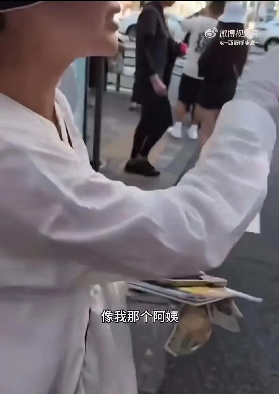 女子说，她有一位阿姨，即便一辈子没工作过，日本政府也会给她租房子，每月给钱，这就