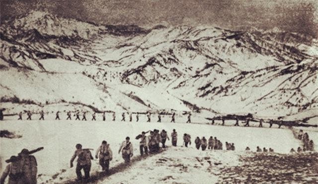 1950年，长津湖战场，17岁的朱彦夫在昏迷中被敌人一刀划开了肚子，他被突然的剧