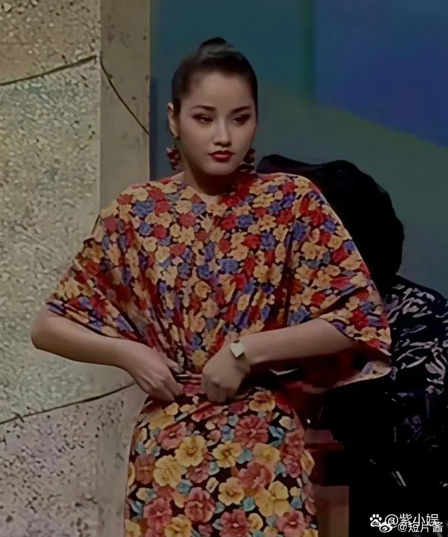 谁能想到那个年代仅仅用两块布就能做成春晚一件流行的衣服啊！