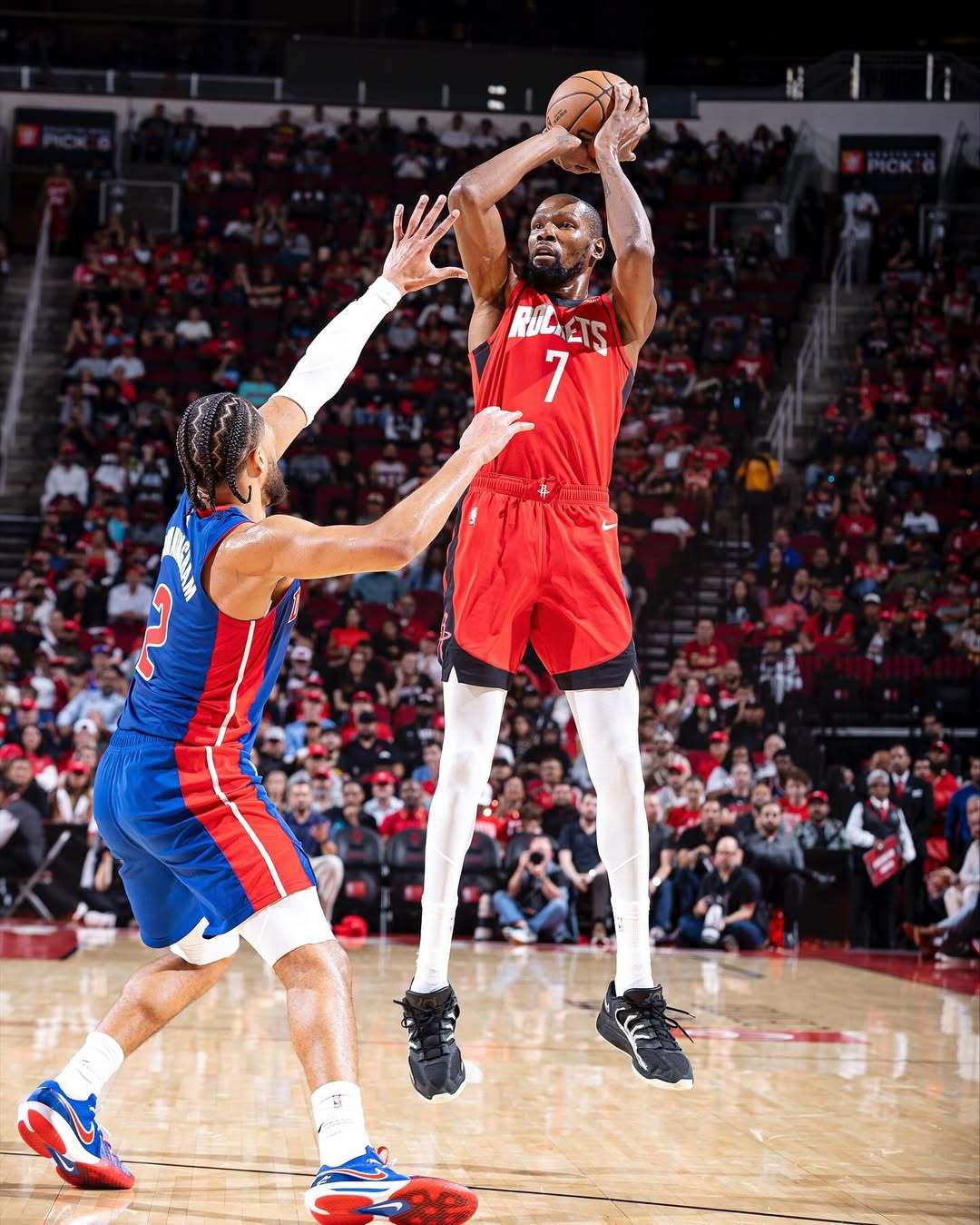 杜兰特代表休斯顿火箭队出战的前两场数据:场均30.0分|6.0篮板|2.