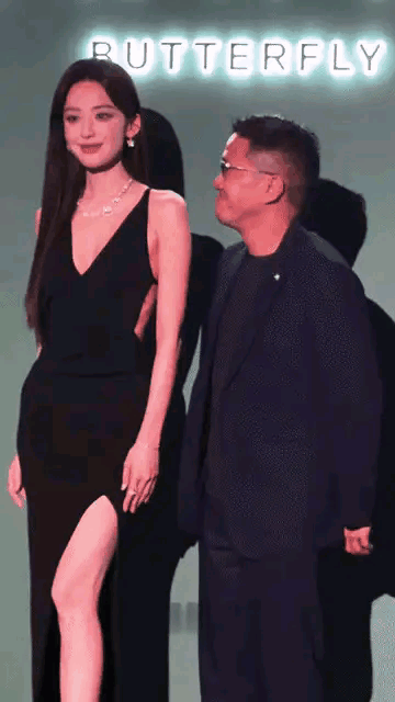 这个品牌高层是有多喜欢古力娜扎，跟她合照中那高层脸上的笑容就没下去过，有时还神情