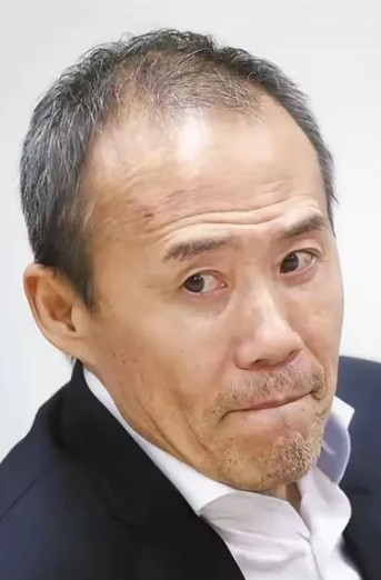 王石今年74岁，身体明显大不如前，连下车都要人搀扶，照片上瘦得西装都撑不住。