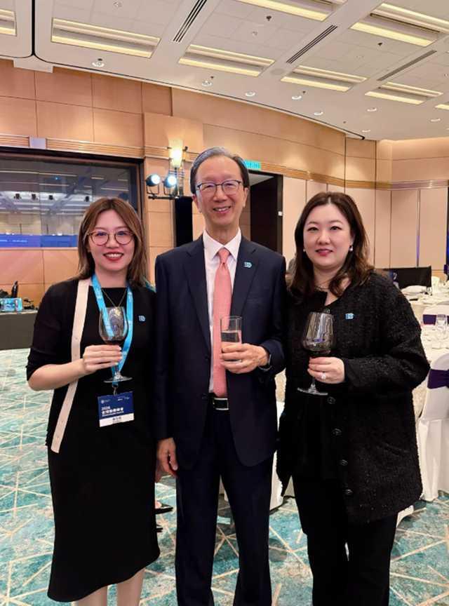  48岁伏明霞阔太范儿十足，大女儿颜值出众伏明霞携一家五口现身晚宴，48岁的她