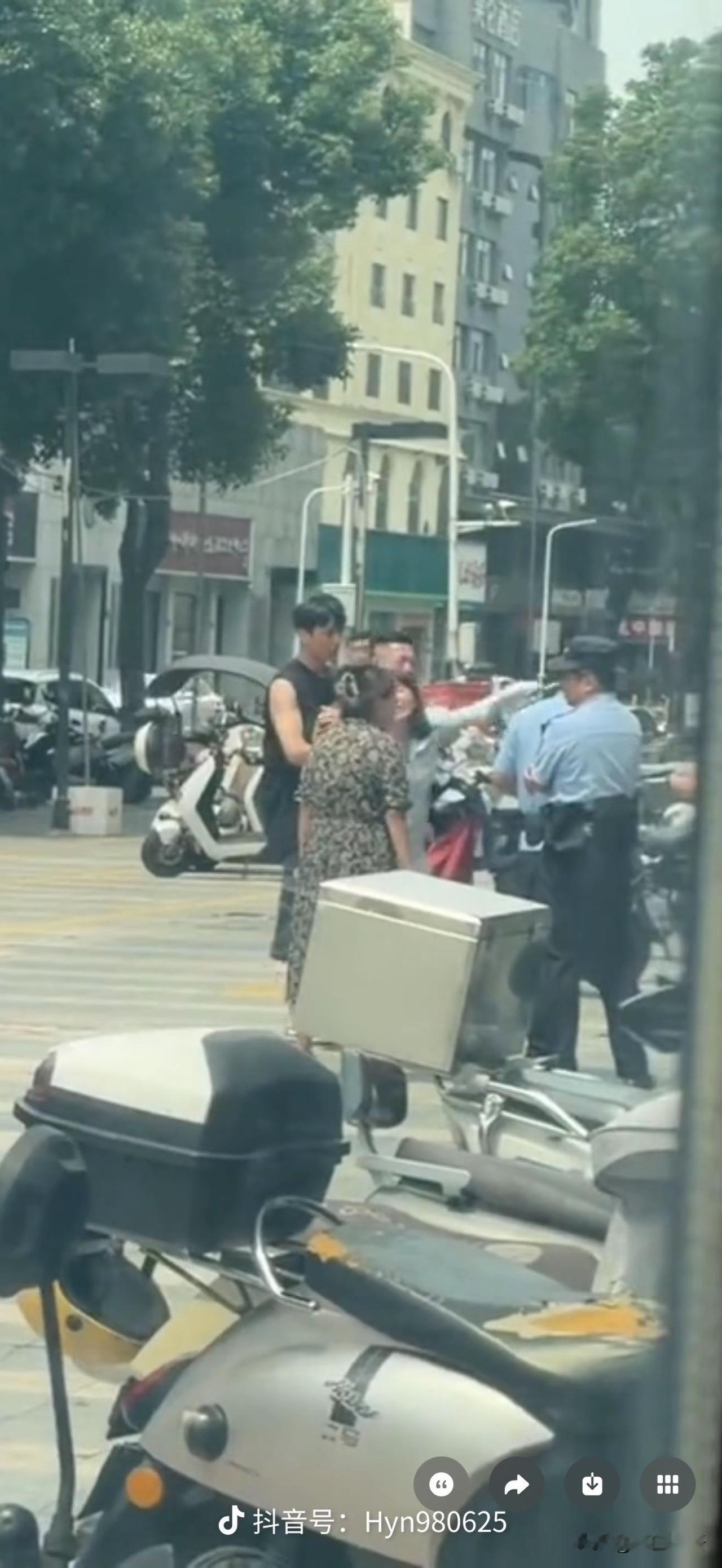 百万网红黄一鸣遛狗不牵绳，狗狗扑人与路人发生冲突将对方挂网上，试图引导粉丝网暴她