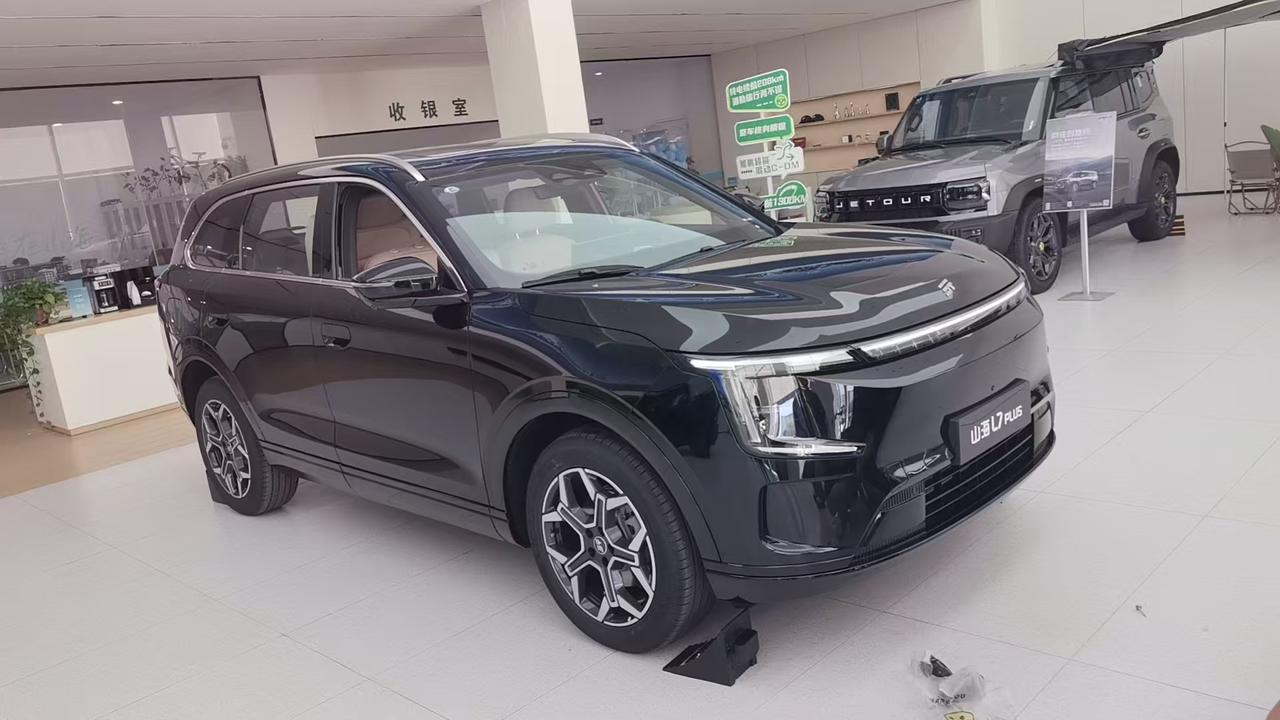 这俩车放一块比，其实有点“错位竞争”的感觉。它俩核心区别就一句话：山海L7PL