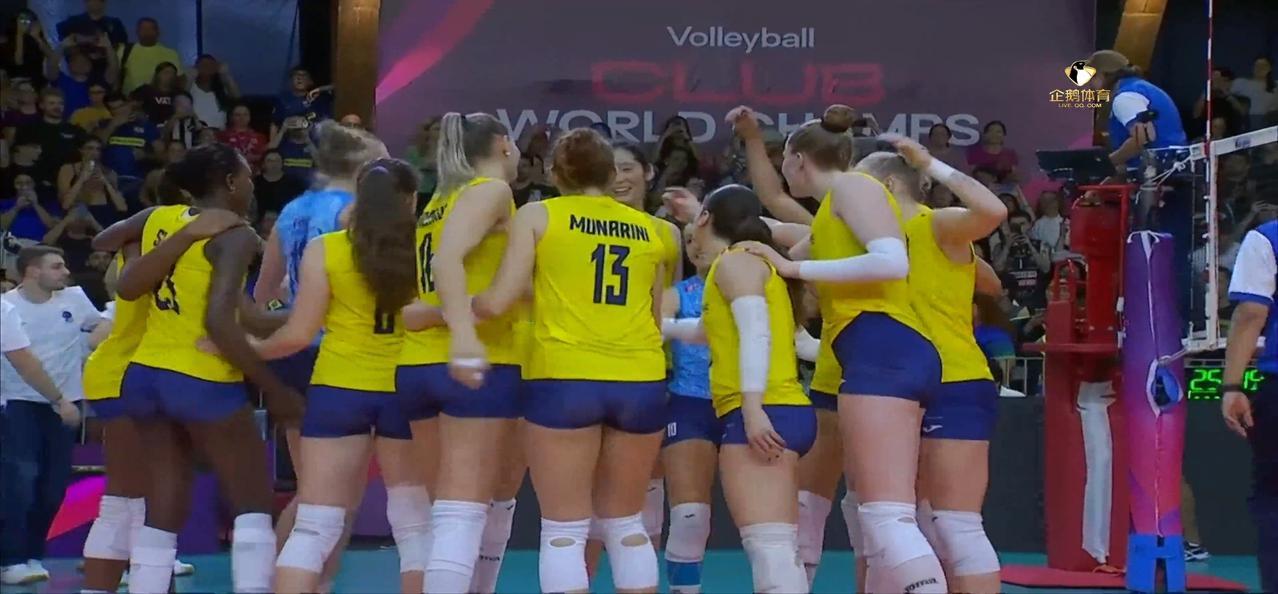 在今天凌晨结束的一场2025年女排世俱杯小组比赛中，卫冕冠军科内利亚诺以3：0（