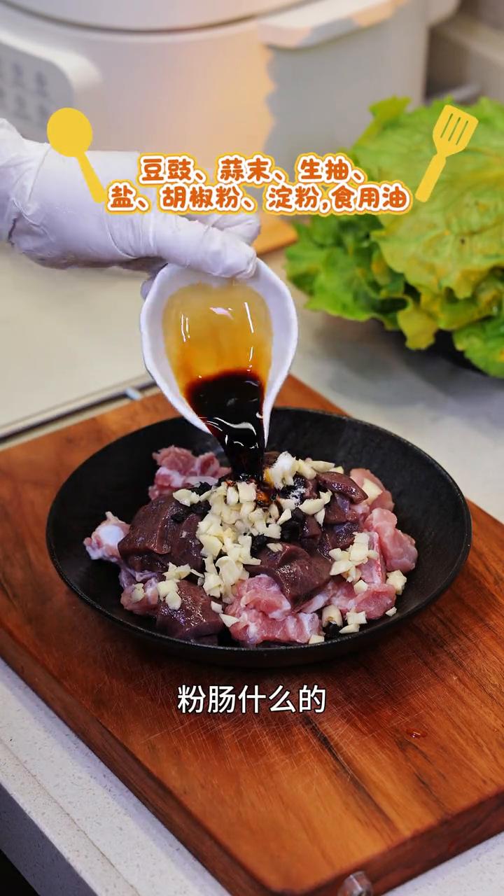 如果你不知道早餐吃什么，那就试试这个排骨蒸米粉。米粉吃起来q弹干爽又不干巴，又香